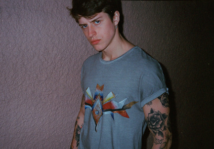 Press kit | 2481-01 - Press release | WRAD's GRAPHI-TEE, Fashion and Sustainable Innovation - WRAD - Fashion Design - WRAD campaign - #WRADpulse // Tobi + handpainted GRAPHI-TEE - Photo credit: Victor Santiago