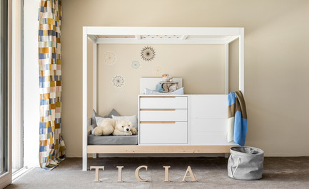 Press kit | 2473-01 - Press release | TICIA The Growing Bed - Complojer for kids - Product -  Ticia for one -&nbsp; 1.step cradle&nbsp; with two easily adjustable height options and change table  - Photo credit: complojerforkids