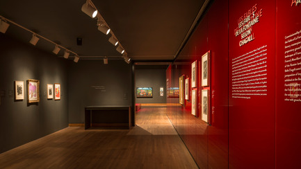 Dossier de presse | 916-10 - Communiqué de presse | Menkès Shooner Dagenais Letourneux Architectes collabore au grand succès du MBAM «Chagall: couleur et musique» - Menkès Shooner Dagenais LeTourneux Architectesen collaboration avec le Musée des beaux-arts de Montréal - Évènement + Exposition -  Exposition "Chagall : couleur et musique"<br>Musée des beaux-arts de Montréal (MBAM)<br>Menkès Shooner Dagenais LeTourneux Architectes  - Crédit photo :  © SODRAC &amp; ADAGP 2017, Chagall ®&nbsp;<br>Photo MBAM, Denis Farley 