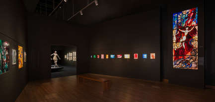 Dossier de presse | 916-10 - Communiqué de presse | Menkès Shooner Dagenais Letourneux Architectes collabore au grand succès du MBAM «Chagall: couleur et musique» - Menkès Shooner Dagenais LeTourneux Architectesen collaboration avec le Musée des beaux-arts de Montréal - Évènement + Exposition - Exposition "Chagall : couleur et musique"<br>Musée des beaux-arts de Montréal (MBAM)<br>Menkès Shooner Dagenais LeTourneux Architectes - Crédit photo : © SODRAC &amp; ADAGP 2017, Chagall ®&nbsp;<br>Photo MBAM, Denis Farley