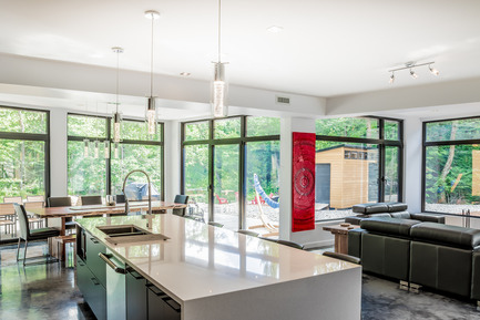 Dossier de presse | 1776-03 - Communiqué de presse | Quand l'architecture s’imprègne de la nature grâce au système de fenestration - Fabelta, Systèmes de fenestration - Architecture résidentielle - Crédit photo : Dominic Boudreau