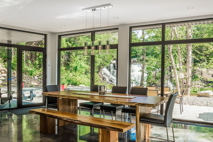 Dossier de presse | 1776-03 - Communiqué de presse | Quand l'architecture s’imprègne de la nature grâce au système de fenestration - Fabelta, Systèmes de fenestration - Architecture résidentielle - Crédit photo : Dominic Boudreau