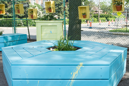 Press kit | 2648-01 - Press release | DESIGN 375º: 10 000 jeunes Montréalais lèguent 25 cours d’école à leur image - Fusion Jeunesse - Urban Design - Dans le cadre de ce projet Design 375° de Fusion Jeunesse, en collaboration avec RBC, le Conseil des gouverneurs de la Société des célébrations du 375e anniversaire de Montréal et le Gouvernement du Québec, les élèves de 5e année de l’école Nesbitt ont créé un espace de détente pour discuter, relaxer et lire un bon livre. Leur nouveau lounge chaleureux, ludique et coloré inclut des bancs et des boîtes à fleurs (construits en collaboration avec l’école nationale du meuble et de l’ébénisterie) ainsi qu’une installation artistique sur la clôture attenante. - Photo credit: Thierry Bossé