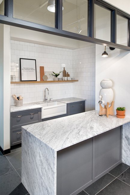Dossier de presse | 846-22 - Communiqué de presse | La fine plomberie fait son entrée au Céragrès Carré Union - Céragrès - Design d’intérieur commercial - L'espace cuisine - &nbsp;atelier-boutique Céragrès Carré Union - Crédit photo : Loic Romer