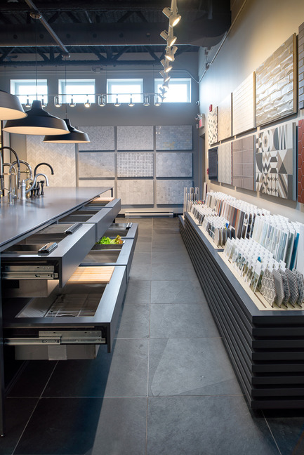 Dossier de presse | 846-22 - Communiqué de presse | La fine plomberie fait son entrée au Céragrès Carré Union - Céragrès - Design d’intérieur commercial - La galerie cuisine - &nbsp;atelier-boutique Céragrès Carré Union - Crédit photo : Loic Romer
