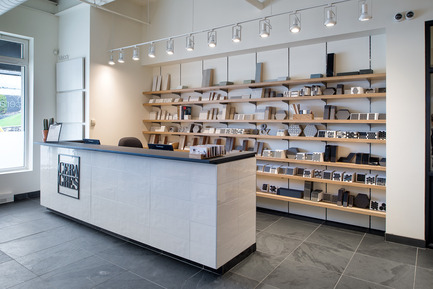 Dossier de presse | 846-22 - Communiqué de presse | La fine plomberie fait son entrée au Céragrès Carré Union - Céragrès - Design d’intérieur commercial - Atelier-boutique Céragrès Carré Union - Crédit photo : Loic Romer