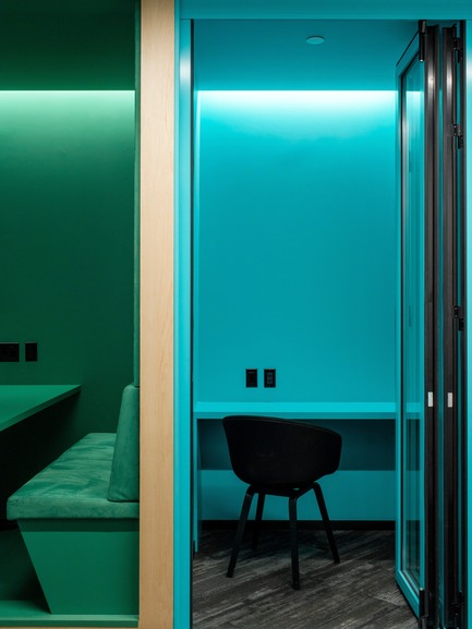 Press kit | 1152-09 - Press release | New Offices for Vigilant Global:  Refined and Modern - LumiGroup - Lighting Design - Private cubicles. Indirect Lighting: a.light - Photo credit: Alexi Hobbs