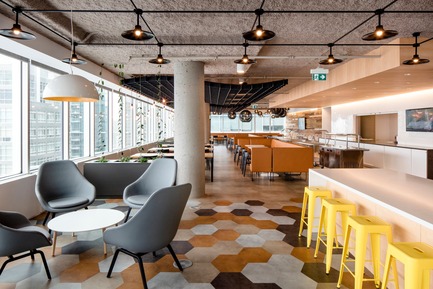 Press kit | 1152-09 - Press release | New Offices for Vigilant Global:  Refined and Modern - LumiGroup - Lighting Design - Lounge and cafeteria. Decorative lighting: Absolux - Orsay - Photo credit: Alexi Hobbs
