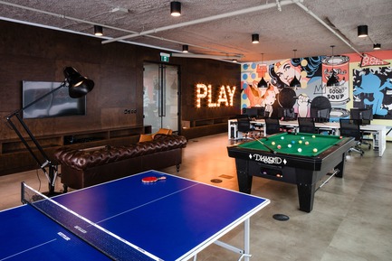 Press kit | 1152-09 - Press release | New Offices for Vigilant Global:  Refined and Modern - LumiGroup - Lighting Design - Game room. Decorative lighting - Floor lamp: Anglepoise Giant 1227. Decorative lighting - Suspension: Absolux - Matix Plus - Photo credit: Alexi Hobbs
