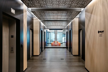 Press kit | 1152-09 - Press release | New Offices for Vigilant Global:  Refined and Modern - LumiGroup - Lighting Design - Corridor and elevators. MP Lighting: Recessed floor lights (accent lighting) - Photo credit: Alexi Hobbs