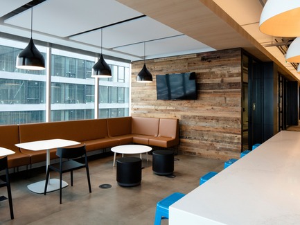 Press kit | 1152-09 - Press release | New Offices for Vigilant Global:  Refined and Modern - LumiGroup - Lighting Design - Lounge and bar. Decorative lighting: Absolux - Matix Plus - Photo credit: Alexi Hobbs