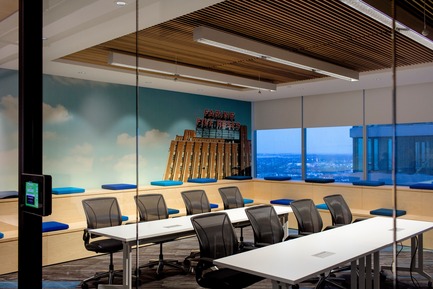 Press kit | 1152-09 - Press release | New Offices for Vigilant Global:  Refined and Modern - LumiGroup - Lighting Design - Conference room. Linear general lighting: a.light. Recessed ceiling: MP lighting - Photo credit: Alexi Hobbs