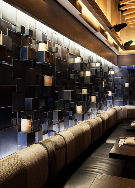 Press kit | 1082-03 - Press release | Ceramic artist Pascale Girardin presents her installations for Nobu Downtown restaurant - Pascale Girardin - Art - Nobu Downtown, NY, New York<br>Indigo Mural by Pascale Girardin<br>Interior design: Rockwell Group - Photo credit: Stephany Hildebrand