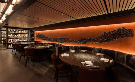Press kit | 1082-03 - Press release | Ceramic artist Pascale Girardin presents her installations for Nobu Downtown restaurant - Pascale Girardin - Art - Nobu Downtown, NY, New York<br>Brush Stroke Mural by Pascale Girardin<br>Interior design: Rockwell Group - Photo credit: Stephany Hildebrand