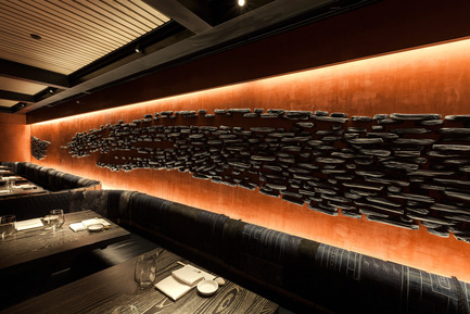 Press kit | 1082-03 - Press release | Ceramic artist Pascale Girardin presents her installations for Nobu Downtown restaurant - Pascale Girardin - Art - Nobu Downtown, NY, New York<br>Brush Stroke Mural by Pascale Girardin<br>Interior design: Rockwell Group - Photo credit: Stephany Hildebrand