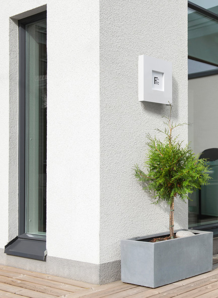 Dossier de presse | 2658-01 - Communiqué de presse | Frame hides Fire Protection in Style - Award Winning Design - FinishFire - Produit - Frame in yard - Crédit photo : Sanna Liimatainen / Finishfire