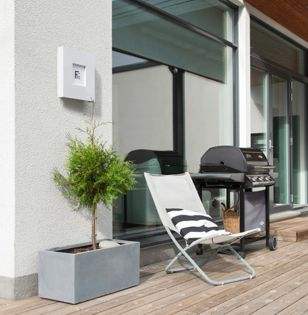 Dossier de presse | 2658-01 - Communiqué de presse | Frame hides Fire Protection in Style - Award Winning Design - FinishFire - Produit - Frame near grill - Crédit photo : Sanna Liimatainen / Finishfire