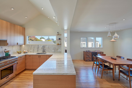 Dossier de presse | 2601-01 - Communiqué de presse | A-to-Z House - SAW // Spiegel Aihara Workshop - Architecture résidentielle - Kitchen / Gap Between Nested Volumes - Crédit photo : Bruce Damonte