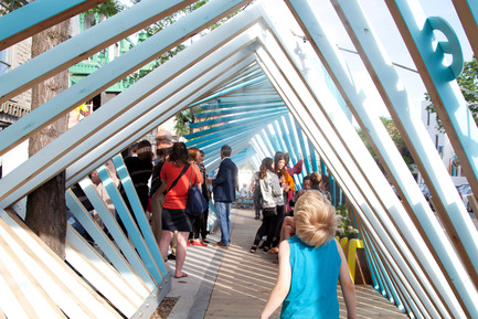 Dossier de presse | 2664-01 - Communiqué de presse | La Vague - Arcadia Studio - Design urbain - Une expérience rafraîchissante mais aussi artistique, ludique et sociale - Crédit photo : Alexandre Guilbeault