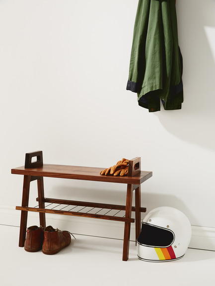 Dossier de presse | 2391-01 - Communiqué de presse | Us & Coutumes réinvente le meuble personnalisable pour petits espaces - Us & Coutumes - Design industriel -  Le banc B3 est désormais offert entièrement en noyer massif. Cette configuration: 479$ CAD  - Crédit photo : Jean-Sébastien Dénommé