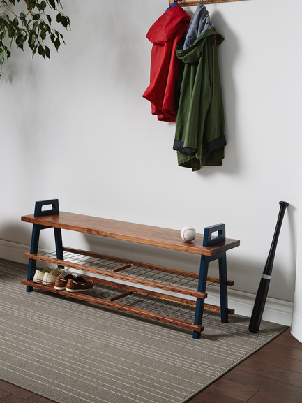 Dossier de presse | 2391-01 - Communiqué de presse | Us & Coutumes réinvente le meuble personnalisable pour petits espaces - Us & Coutumes - Design industriel -  Le banc B3 est aussi offert en différentes longueurs et peut-être commandé avec une ou deux tablettes. Le banc photographié ci-dessus est en noyer avec des pattes de couleur marine, deux tablettes et sa longueur est de 48 pouces (123cm). Cette configuration: 754$ CAD  - Crédit photo : Jean-Sébastien Dénommé