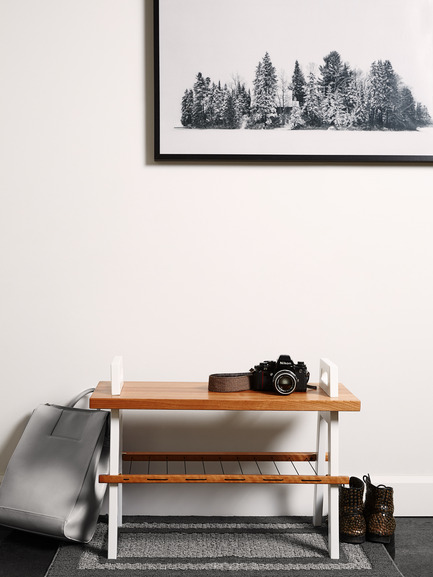 Dossier de presse | 2391-01 - Communiqué de presse | Us & Coutumes réinvente le meuble personnalisable pour petits espaces - Us & Coutumes - Design industriel - Banc B3 en cerisier avec pattes blanches. Cette configuration: 289$ CAD - Crédit photo : Jean-Sébastien Dénommé