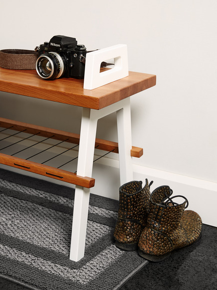 Dossier de presse | 2391-01 - Communiqué de presse | Us & Coutumes réinvente le meuble personnalisable pour petits espaces - Us & Coutumes - Design industriel - Banc B3 en cerisier avec pattes blanches. Cette configuration: 289$ CAD - Crédit photo : Jean-Sébastien Dénommé