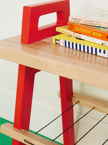 Dossier de presse | 2391-01 - Communiqué de presse | Us & Coutumes réinvente le meuble personnalisable pour petits espaces - Us & Coutumes - Design industriel - Banc B3 en merisier avec pattes rouges. Cette configuration: 289$ CAD - Crédit photo : Jean-Sébastien Dénommé