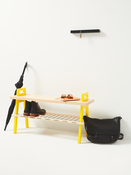 Dossier de presse | 2391-01 - Communiqué de presse | Us & Coutumes réinvente le meuble personnalisable pour petits espaces - Us & Coutumes - Design industriel -  Le grain pâle du frêne offre un contraste saisissant avec la couleur jaune des pattes. Présenté avec le porte-clés linéaire de Us &amp; Coutumes. Le porte-clés permet aussi le rangement du courrier.  - Crédit photo : Jean-Sébastien Dénommé