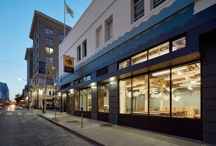 Dossier de presse | 1562-02 - Communiqué de presse | 826 Valencia Tenderloin Center Receives Special Commendation Award for Social Responsibility - INTERSTICE Architects - Architecture commerciale - Exterior Evening&nbsp; - Crédit photo : Matthew Millman&nbsp;