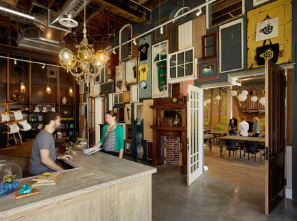 Dossier de presse | 1562-02 - Communiqué de presse | 826 Valencia Tenderloin Center Receives Special Commendation Award for Social Responsibility - INTERSTICE Architects - Architecture commerciale - Interior View - Wall of Doors&nbsp; - Crédit photo : Matthew Millman&nbsp;
