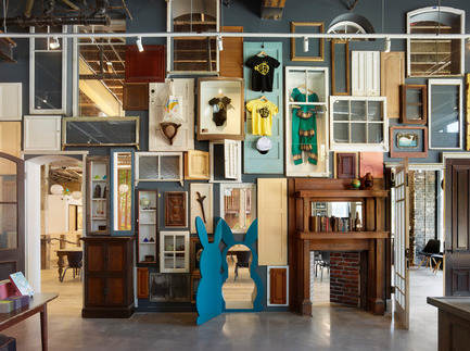 Dossier de presse | 1562-02 - Communiqué de presse | 826 Valencia Tenderloin Center Receives Special Commendation Award for Social Responsibility - INTERSTICE Architects - Architecture commerciale - Wall of Doors&nbsp; - Crédit photo : Matthew Millman&nbsp;