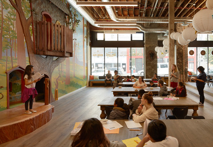 Dossier de presse | 1562-02 - Communiqué de presse | 826 Valencia Tenderloin Center Receives Special Commendation Award for Social Responsibility - INTERSTICE Architects - Architecture commerciale - View of Stump Stage and Tree House&nbsp; - Crédit photo : Matthew Millman&nbsp;