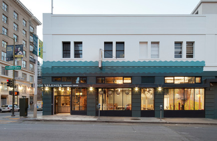 Dossier de presse | 1562-02 - Communiqué de presse | 826 Valencia Tenderloin Center Receives Special Commendation Award for Social Responsibility - INTERSTICE Architects - Architecture commerciale - Facade at Night&nbsp; - Crédit photo : Matthew Millman&nbsp;
