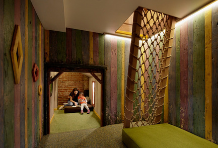 Dossier de presse | 1562-02 - Communiqué de presse | 826 Valencia Tenderloin Center Receives Special Commendation Award for Social Responsibility - INTERSTICE Architects - Architecture commerciale - Reading Nooks Detail&nbsp; - Crédit photo : Matthew Millman&nbsp;