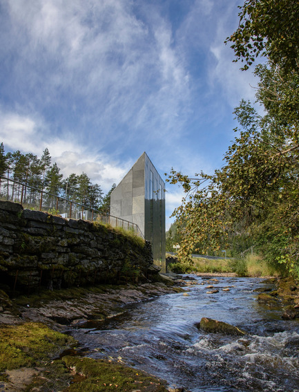 Dossier de presse | 2434-01 - Communiqué de presse | Skjervet - Fortunen AS - Architecture commerciale - Curved out of the rock and relocated to the other side of the riverbank - Crédit photo : Steinar Skaar