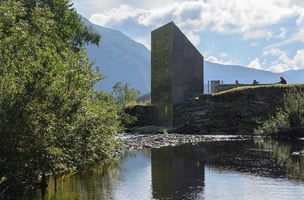 Dossier de presse | 2434-01 - Communiqué de presse | Skjervet - Fortunen AS - Architecture commerciale - The building is expressed as taking a piece out of the rock and moving it to the opposite side of the river. - Crédit photo : Steinar Skaar