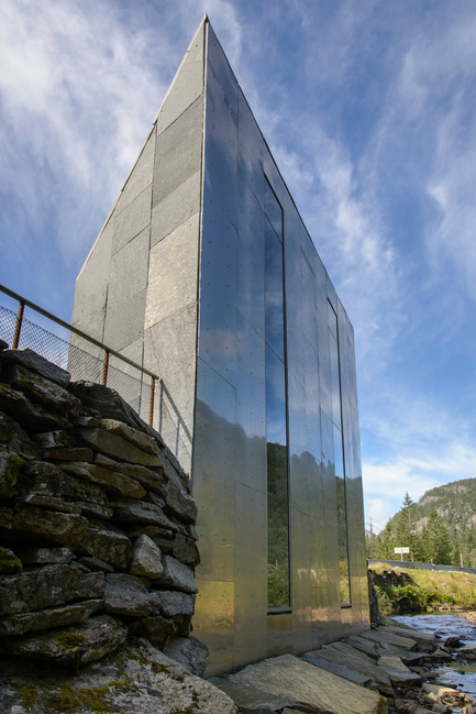 Dossier de presse | 2434-01 - Communiqué de presse | Skjervet - Fortunen AS - Architecture commerciale - &nbsp;The outside is rough, covered with large pieces of local stone. The inside is warm, both in colour and material. - Crédit photo : Steinar Skaar