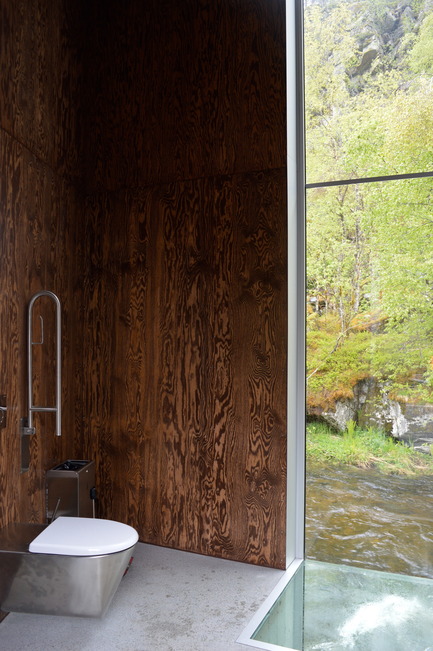 Dossier de presse | 2434-01 - Communiqué de presse | Skjervet - Fortunen AS - Architecture commerciale - From the inside you are directly confronted with the river, the rocky landscape and the sky. - Crédit photo : Fortunen