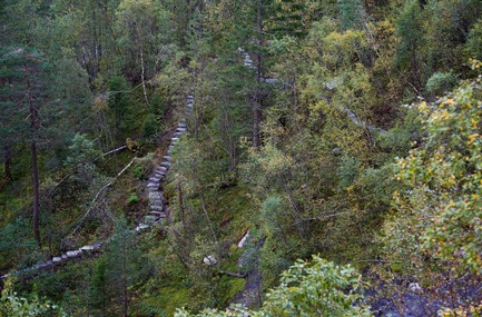 Dossier de presse | 2434-01 - Communiqué de presse | Skjervet - Fortunen AS - Architecture commerciale - The Stairs: The terrain is steep and was almost impossible to walk in. <br>The new trail, made of natural stone and formed in the terrain, became a central nerve of the project. It connects the different experiences of the waterfall and places of interest, creating a meeting of nature and culture.&nbsp; - Crédit photo : Pål Hoff
