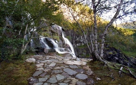 Dossier de presse | 2434-01 - Communiqué de presse | Skjervet - Fortunen AS - Architecture commerciale - The lower Ledge: The lower ledge invites the visitor to the side of the waterfall. On this quiet place, the visitor can admire the fall up close with no spray or mist. - Crédit photo : Pål Hoff