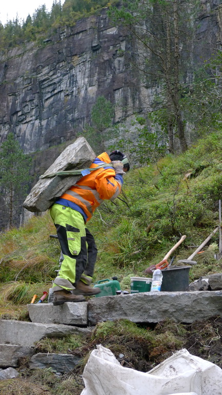 Dossier de presse | 2434-01 - Communiqué de presse | Skjervet - Fortunen AS - Architecture commerciale - Here Lhakpa Tamang in a typical position carrying heavy stones. - Crédit photo : Østengen &amp; Bergo