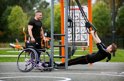 Dossier de presse | 2487-01 - Communiqué de presse | Une nouvelle gamme révolutionnaire d'appareils de fitness de plein air - KOMPAN - Produit - Fitness for all ages and abilities - Crédit photo : KOMPAN