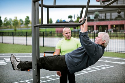 Dossier de presse | 2487-01 - Communiqué de presse | Une nouvelle gamme révolutionnaire d'appareils de fitness de plein air - KOMPAN - Produit - 6 steps towards doing a real pull-up - Crédit photo : KOMPAN