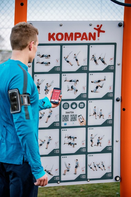 Dossier de presse | 2487-01 - Communiqué de presse | Une nouvelle gamme révolutionnaire d'appareils de fitness de plein air - KOMPAN - Produit - Big signs connecting with app - Crédit photo : KOMPAN