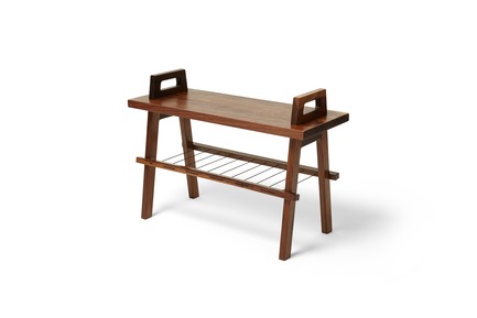 Dossier de presse | 2391-01 - Communiqué de presse | Us & Coutumes réinvente le meuble personnalisable pour petits espaces - Us & Coutumes - Design industriel - Banc de 28" 100% en noyer avec une tablette - Crédit photo : Jean-Sébastien Dénommé