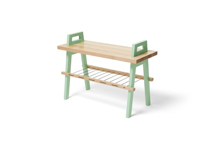 Dossier de presse | 2391-01 - Communiqué de presse | Us & Coutumes réinvente le meuble personnalisable pour petits espaces - Us & Coutumes - Design industriel - Banc de 28" en merisier avec une tablette, pattes menthe - Crédit photo : Jean-Sébastien Dénommé