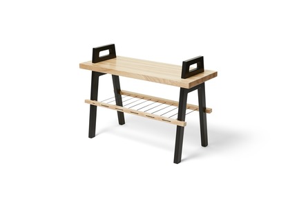 Dossier de presse | 2391-01 - Communiqué de presse | Us & Coutumes réinvente le meuble personnalisable pour petits espaces - Us & Coutumes - Design industriel - Banc de 28" en frêne avec une tablette, pattes noires - Crédit photo : Jean-Sébastien Dénommé