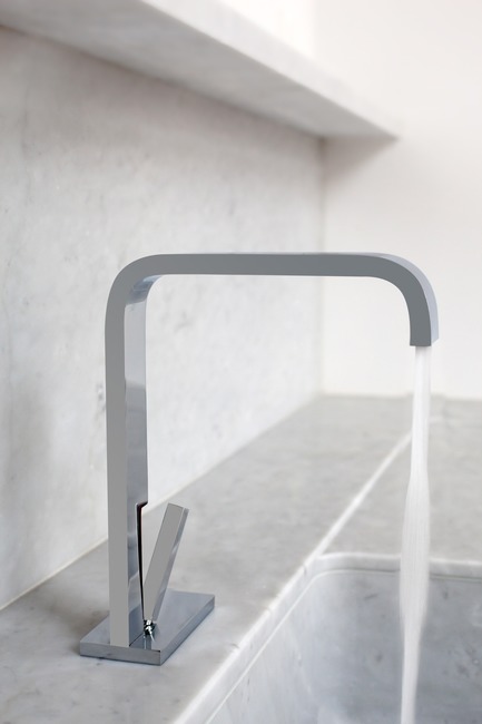 Dossier de presse | 2505-01 - Communiqué de presse | Innovative Belgian Faucet Design - Co.Studio - Produit - Andrew kitchen faucet in chrome<br> - Crédit photo : Guy Obijn<br>