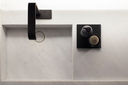 Dossier de presse | 2505-01 - Communiqué de presse | Innovative Belgian Faucet Design - Co.Studio - Produit - Andrew bathroom faucet in matte black<br> - Crédit photo : Guy Obijn<br>